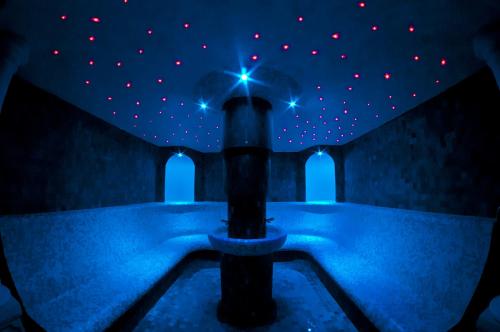 a bathtub with a starry ceiling in a room at Apollo Wellness Club in Sîngeorgiu de Mureş