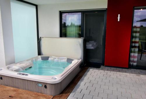 una vasca idromassaggio al centro di una stanza di Villa Grande Fewo Enjoy We 2 a Göhren-Lebbin
