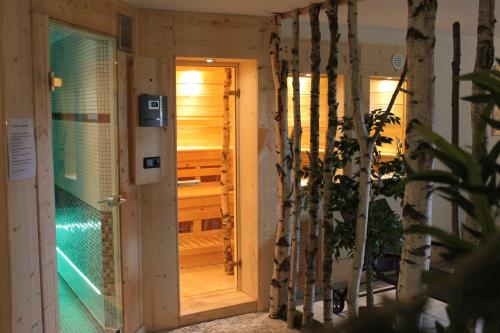 una puerta abierta a una sauna en una casa en Stelinger Hof Hotel Münkel, en Hannover