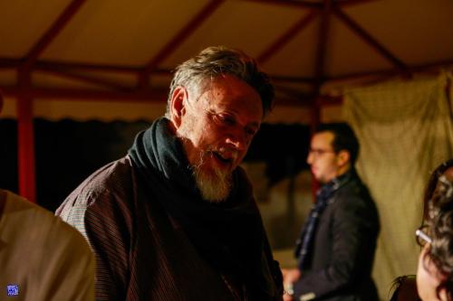 Un hombre con barba mira a otro hombre. en Riad Jardin Des Biehn, en Fez