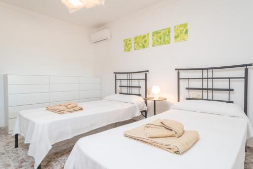 ビニサレムにあるCa'n Canastroのベッド2台(タオル付)が備わる客室です。