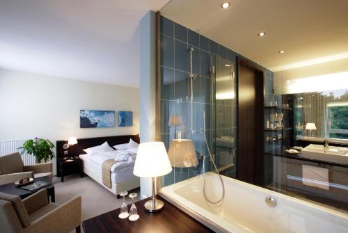 Et badeværelse på Heide Spa Hotel & Resort