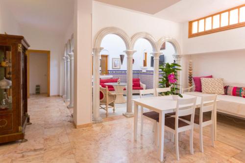 a living room with a table and a couch at Casa Glorieta en Villa de Nijar con piscina in Níjar