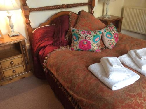 Tempat tidur dalam kamar di Cheltenham Lawn and Pittvile Gallery
