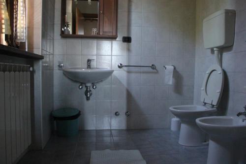 a bathroom with a sink and a toilet at Agriturismo La Valle del Vento Urbino in Urbino