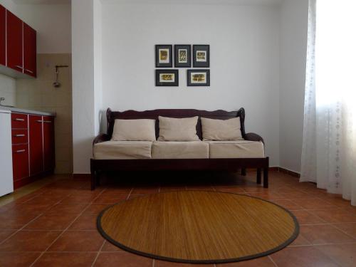 sala de estar con sofá y mesa en Apartments Maslina, en Sveti Stefan