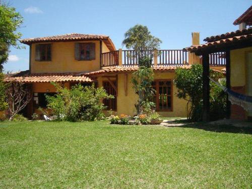 une grande maison avec une cour en face dans l'établissement Pousada Luar do Rosário, à Milho Verde