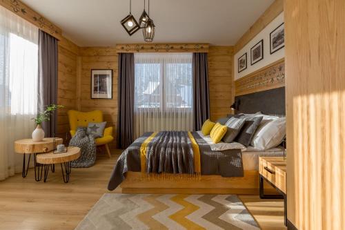 een slaapkamer met een bed in een kamer met houten wanden bij Dom Gościnny Bachledova in Zakopane