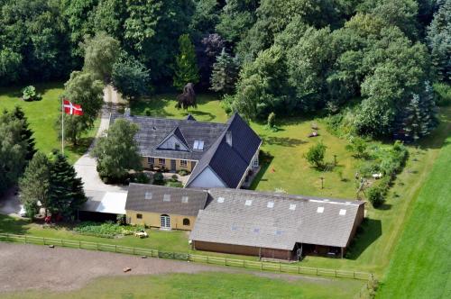 een luchtfoto van een huis met een vlag bij Skovboferie Apartments BB in Blåhøj Stationsby