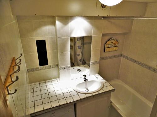 y baño con lavabo y bañera. en Appartements in Roc de Peclet by PiaundDirk, en Val Thorens