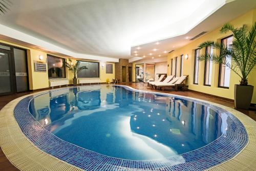 a large swimming pool in a hotel room at Hotel Bellevue - Half Board in Pamporovo