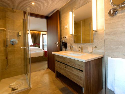 y baño con lavabo y ducha. en Hotel Marmore en Breuil-Cervinia