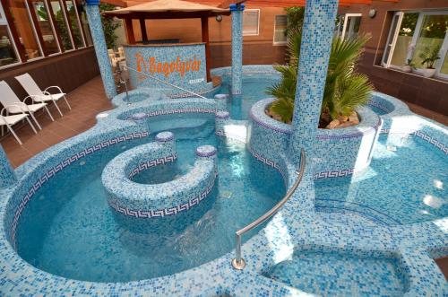 a swimming pool in a hotel with a resort at Bagolyvár Inárcs in Inárcs