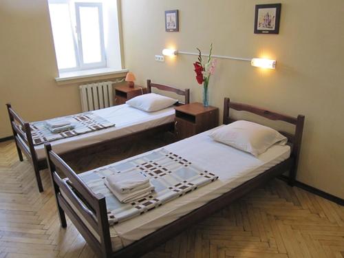 2 camas en una habitación con ventana en Yaroslav Hostel, en Kiev