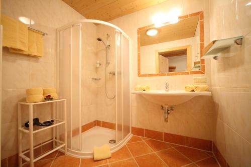 ein Bad mit einer Dusche und einem Waschbecken in der Unterkunft Landhaus Steiner in Schladming