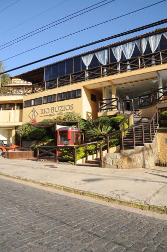 a building on the side of a street at Rio Búzios Beach Hotel in Búzios