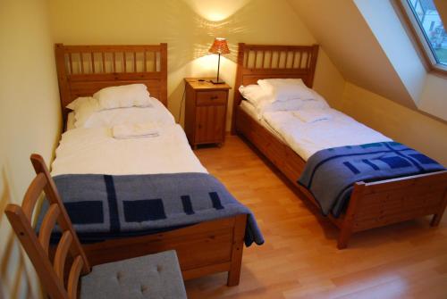 Una cama o camas en una habitación de Jackfall Apartman és Fogadó
