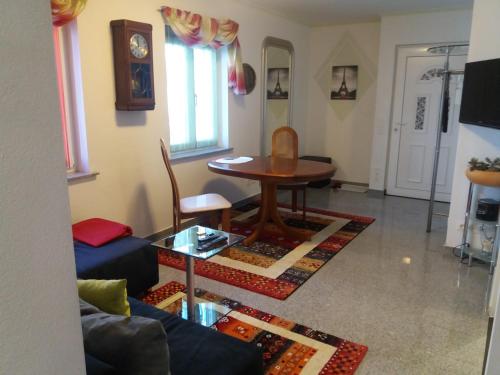 ein Wohnzimmer mit einem Tisch und einem Sofa in der Unterkunft Lend-FEWO -free Parking- Self Check-in in Graz