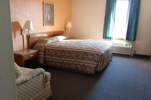 una habitación de hotel con dos camas y un sofá en State Line Inn, en Hagerstown