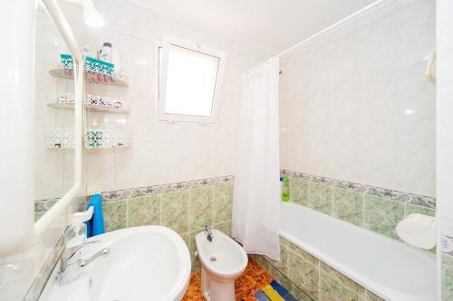 トレビエハにあるALEGRIA ID343のバスルーム(洗面台、トイレ、バスタブ付)