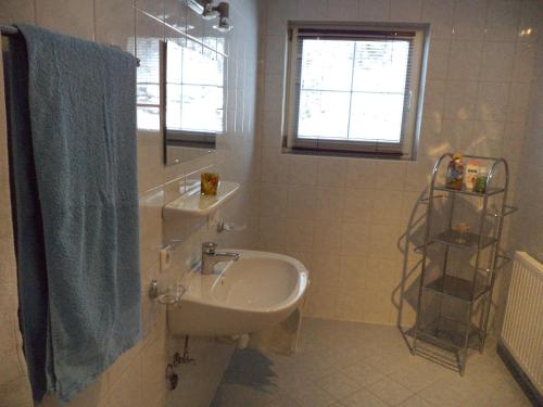 Bilik mandi di Ferienwohnung Eberharter