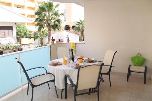 - Balcón con mesa y sillas en Apartamento Sirena, en Peñíscola