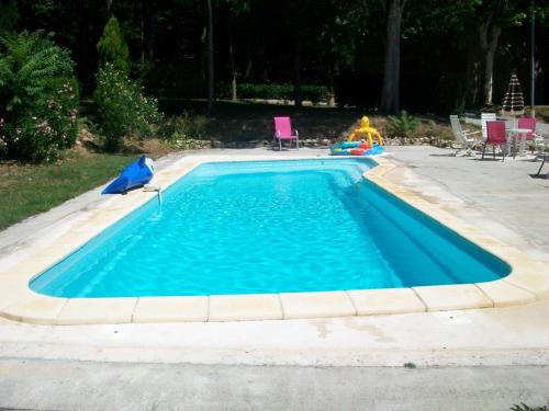 Swimming pool sa o malapit sa Chambres d'Hôtes Domaine Saint-Joly