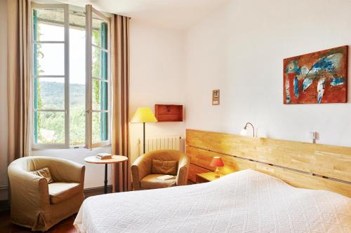 Säng eller sängar i ett rum på L'Auberge du Cèdre
