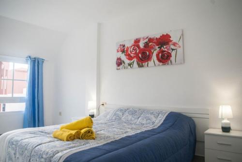 カレタ・デ・フステにあるSunny Centrical Apartment in Los Amigosのベッドルーム1室(壁に絵画が描かれたベッド1台付)