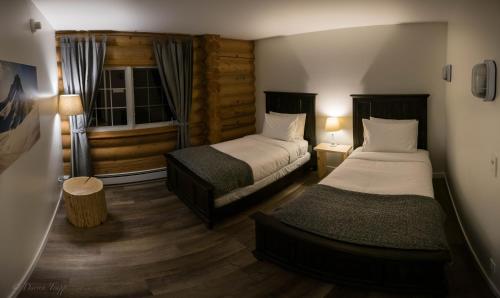 เตียงในห้องที่ Whitewater Lodge