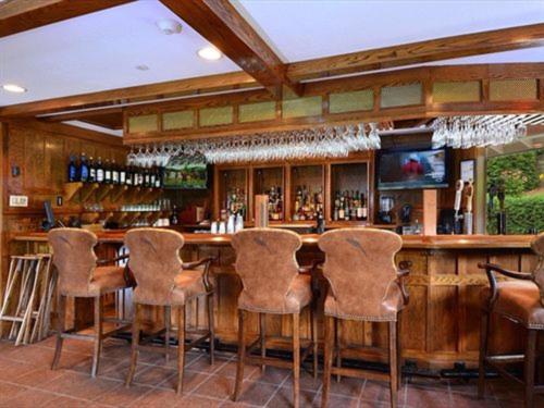 Lounge nebo bar v ubytování Bob Timberlake Inn at Chetola Resort