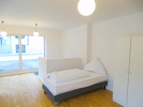 Un pat sau paturi într-o cameră la AVI City Apartments KingHouse