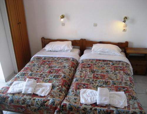 two beds sitting next to each other in a bedroom at Haris Studios in Palaiochóra