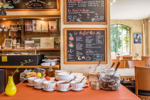 Makanan di atau berdekatan hotel