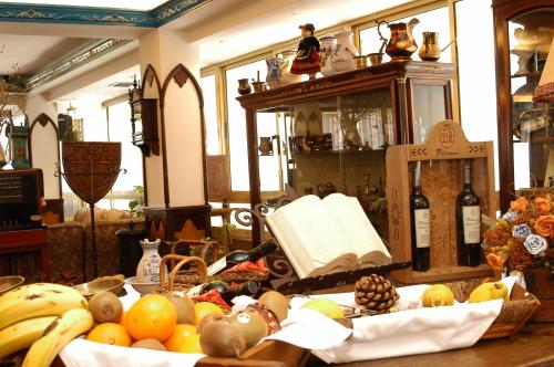 un mucchio di frutta e verdura su un tavolo di Hotel Julia ad Aranda de Duero