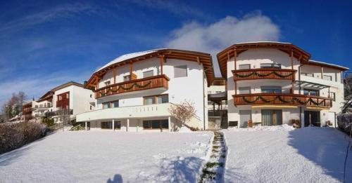 ペルカにあるResidence Sonnbergの前に雪が積もった大きな建物