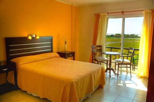 Ένα ή περισσότερα κρεβάτια σε δωμάτιο στο Brisas del Lago Apart y Hotel