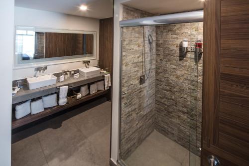 y baño con 2 lavabos y ducha. en FlowSuites WTC en Ciudad de México