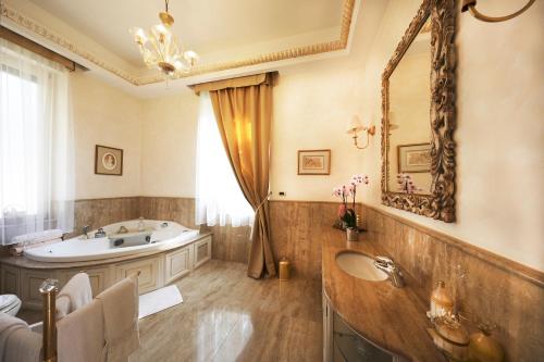 Ett badrum på Villa Castiglioni Luxury Apartment