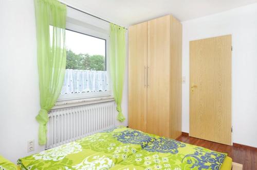 ノイハルリンガージールにあるHaus Hafenromantikのベッドルーム(ベッド1台、窓付)