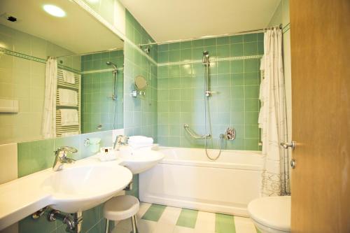 Ett badrum på Grand Hotel Cesenatico