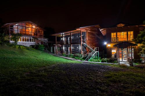 a house at night with the lights on at Hotel Bosque Verde Lodge in Monteverde Costa Rica