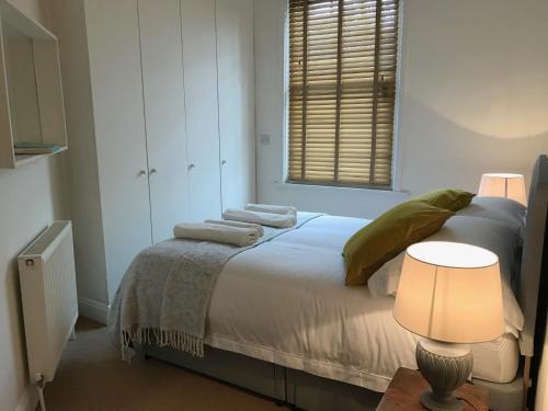 Ένα ή περισσότερα κρεβάτια σε δωμάτιο στο Flat 4, York Terrace