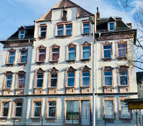 un grande edificio bianco con molte finestre di Pension Chevermeto a Chemnitz