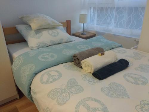 Postel nebo postele na pokoji v ubytování Meridian Apartment , 300m to Bus Terminal, Fast Wifi & Airport Transf