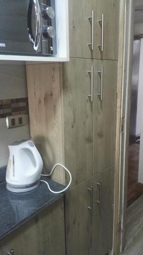 a kitchen counter with a hair dryer on a counter top at Departamento Frente al Mar in Viña del Mar