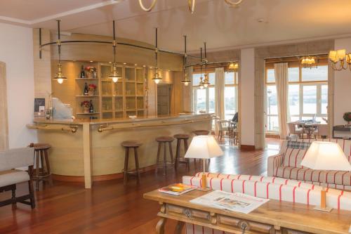 a living room with a bar and a couch at Parador de Ribadeo in Ribadeo