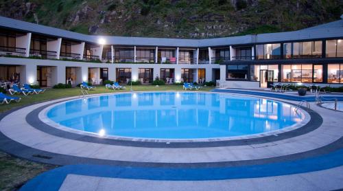 a large pool in front of a hotel at Estalagem do Mar in São Vicente