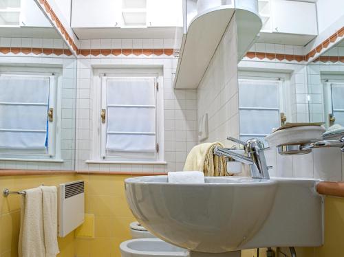 La salle de bains est pourvue d'un lavabo et de toilettes. dans l'établissement Residence Týnská, à Prague