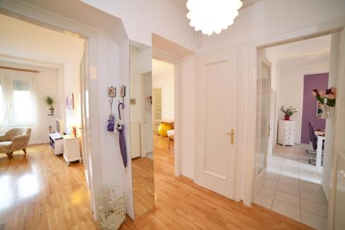 einen Flur mit einem Wohnzimmer und einer offenen Tür in der Unterkunft Downtown in Zagreb